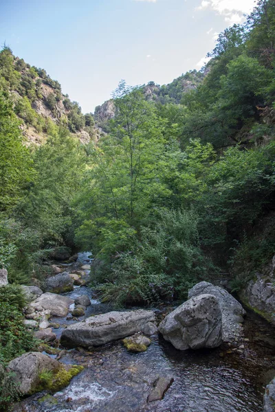 Descubrimiento de los Pirineos orientales en verano, todavía salvaje región de — Foto de Stock