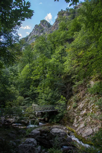 Scoperta delle Pirene orientali in estate, regione ancora selvaggia di — Foto Stock