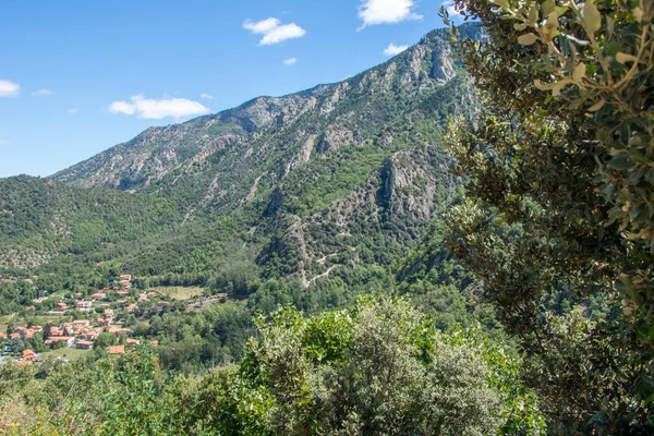 Doğu Pyrenes 'in keşfi yaz aylarında, hala vahşi bölgede — Stok fotoğraf