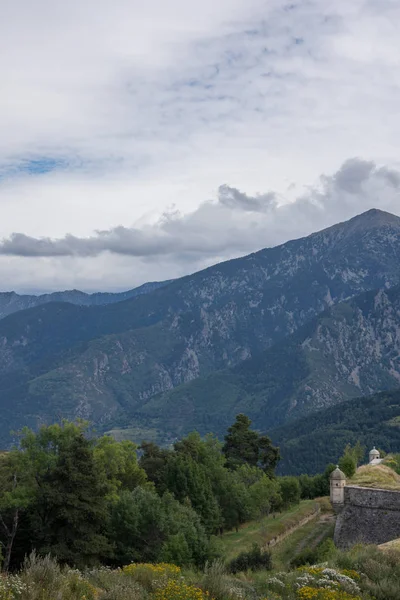 Upptäckten av östra Pyrenéerna på sommaren, fortfarande vild region i — Stockfoto