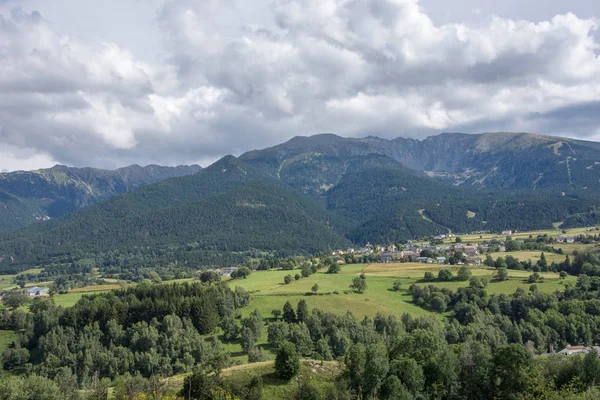 Scoperta delle Pirene orientali in estate, regione ancora selvaggia di — Foto Stock