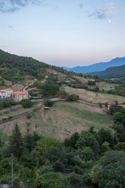 Descubrimiento de los Pirineos orientales en verano, todavía salvaje región de Fotos de stock