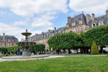 Yazın Fransa 'nın başkenti Paris ve anıtlarının ziyareti