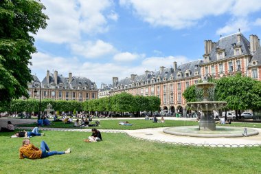 Yazın Fransa 'nın başkenti Paris ve anıtlarının ziyareti