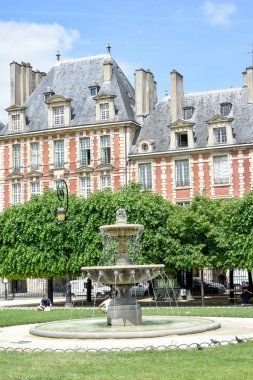 Yazın Fransa 'nın başkenti Paris ve anıtlarının ziyareti