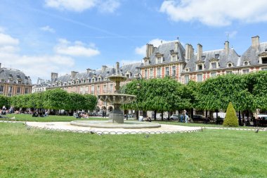 Yazın Fransa 'nın başkenti Paris ve anıtlarının ziyareti