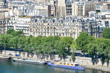 Yazın Fransa 'nın başkenti Paris ve anıtlarının ziyareti