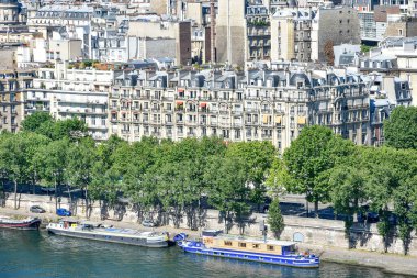 Yazın Fransa 'nın başkenti Paris ve anıtlarının ziyareti