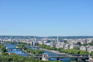Yazın Fransa 'nın başkenti Paris ve anıtlarının ziyareti