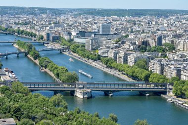 Yazın Fransa 'nın başkenti Paris ve anıtlarının ziyareti