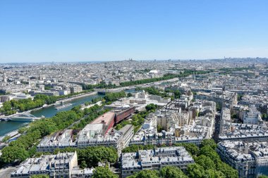 Yazın Fransa 'nın başkenti Paris ve anıtlarının ziyareti