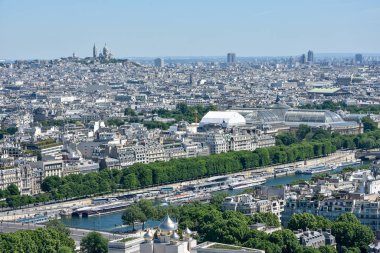 Yazın Fransa 'nın başkenti Paris ve anıtlarının ziyareti