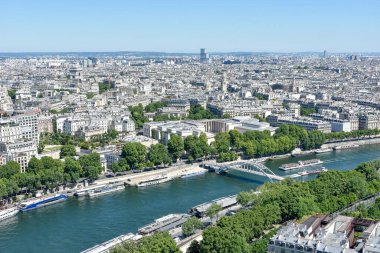 Yazın Fransa 'nın başkenti Paris ve anıtlarının ziyareti