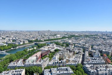 Yazın Fransa 'nın başkenti Paris ve anıtlarının ziyareti