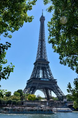 Yazın Fransa 'nın başkenti Paris ve anıtlarının ziyareti