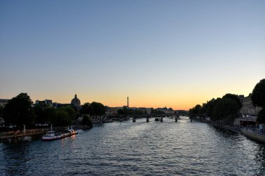 Yazın Fransa 'nın başkenti Paris ve anıtlarının ziyareti
