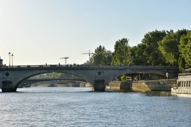 Yazın Fransa 'nın başkenti Paris ve anıtlarının ziyareti