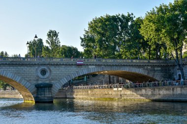 Yazın Fransa 'nın başkenti Paris ve anıtlarının ziyareti