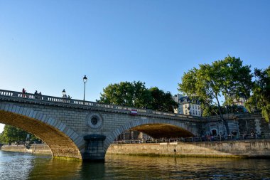 Yazın Fransa 'nın başkenti Paris ve anıtlarının ziyareti