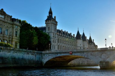 Yazın Fransa 'nın başkenti Paris ve anıtlarının ziyareti