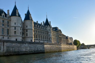 Yazın Fransa 'nın başkenti Paris ve anıtlarının ziyareti