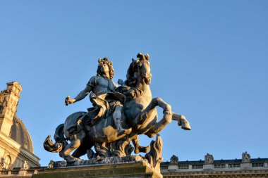 Yazın Fransa 'nın başkenti Paris ve anıtlarının ziyareti