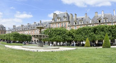 Yazın Fransa 'nın başkenti Paris ve anıtlarının ziyareti