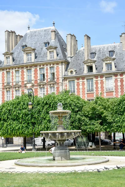 Besichtigung von Paris und seinen Denkmälern, Hauptstadt Frankreichs im Sommer — Stockfoto