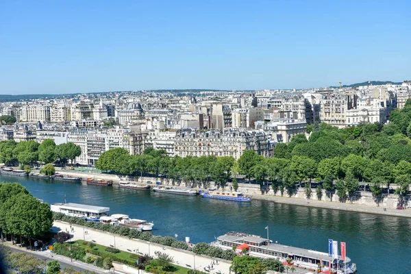 Visita de Paris e seus monumentos, capital da França no verão — Fotografia de Stock