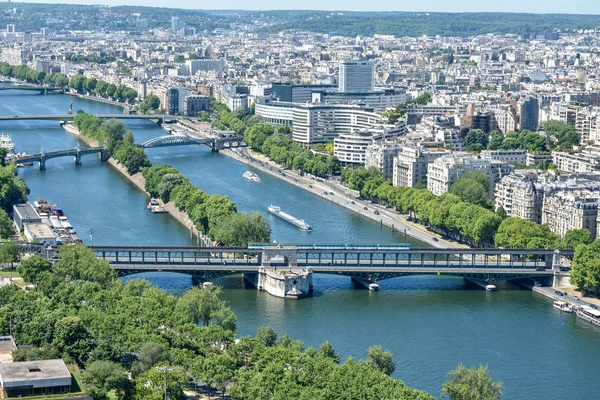 Yazın Fransa 'nın başkenti Paris ve anıtlarının ziyareti