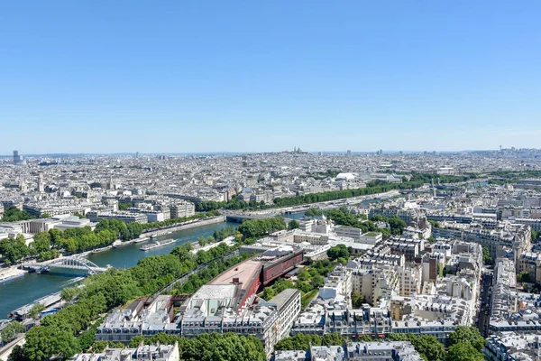 Посещение Парижа и его памятников, столицы Франции летом — стоковое фото