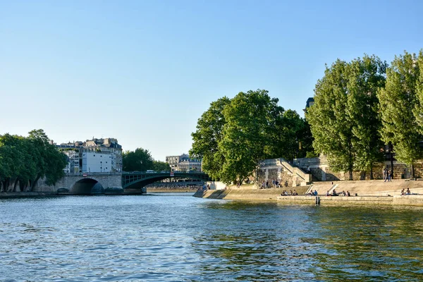 Επίσκεψη στο Παρίσι και τα μνημεία του, πρωτεύουσα της Γαλλίας το καλοκαίρι — Φωτογραφία Αρχείου