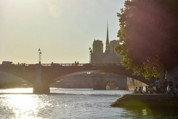 Visita di Parigi e dei suoi monumenti, capitale della Francia in estate — Foto Stock