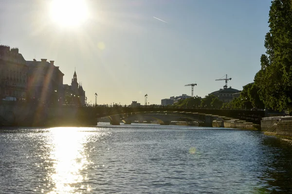 Επίσκεψη στο Παρίσι και τα μνημεία του, πρωτεύουσα της Γαλλίας το καλοκαίρι — Φωτογραφία Αρχείου