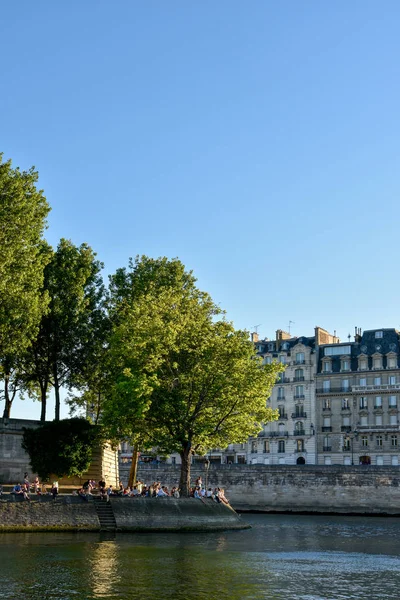 Посещение Парижа и его памятников, столицы Франции летом — стоковое фото