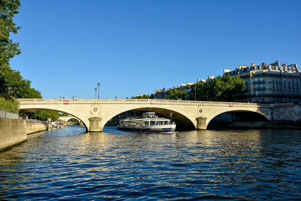 Visita de París y sus monumentos, capital de Francia en verano — Foto de Stock