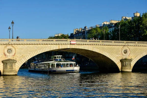 Visita di Parigi e dei suoi monumenti, capitale della Francia in estate — Foto Stock