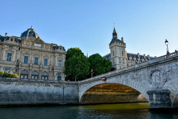 Visita di Parigi e dei suoi monumenti, capitale della Francia in estate — Foto Stock