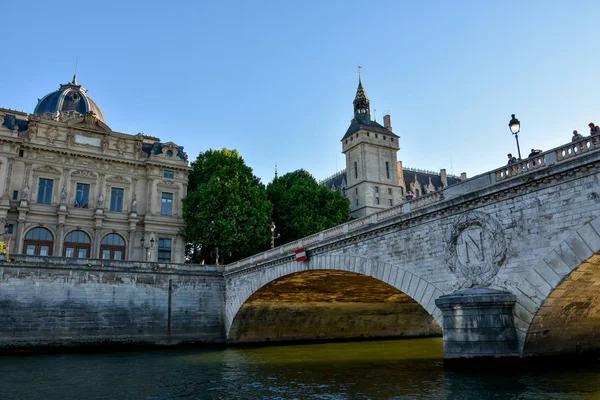 Zwiedzanie Paryża i jego zabytków, stolicy Francji latem — Zdjęcie stockowe