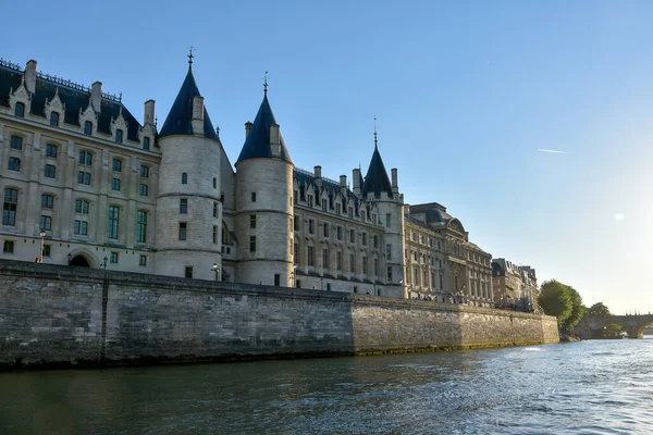 Visita di Parigi e dei suoi monumenti, capitale della Francia in estate — Foto Stock