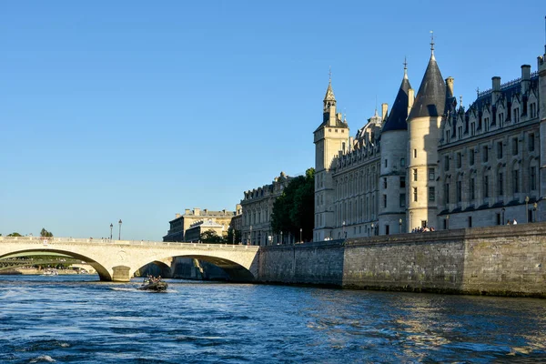 Visita de Paris e seus monumentos, capital da França no verão — Fotografia de Stock