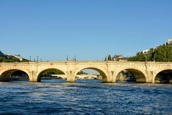 Návštěva Paříže a jejích památek, hlavního města Francie v létě — Stock fotografie