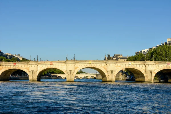 Επίσκεψη στο Παρίσι και τα μνημεία του, πρωτεύουσα της Γαλλίας το καλοκαίρι — Φωτογραφία Αρχείου