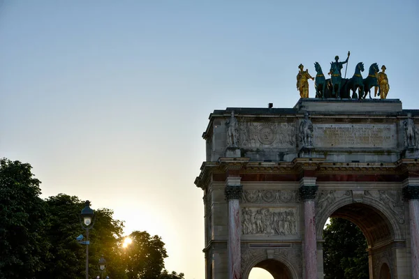 Visita de París y sus monumentos, capital de Francia en verano — Foto de Stock