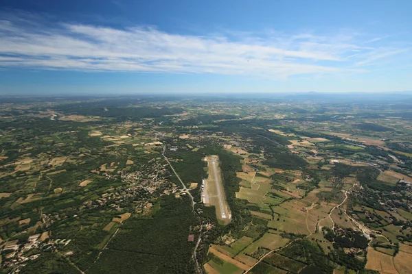 Tandem parachute jump above the gard — Stock Photo, Image