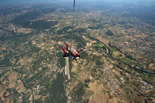 Salto de paraquedas tandem acima da sarda — Fotografia de Stock