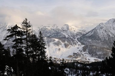 Montgenevre istasyonunda yürümek soğuk ve kar tarafından alınır.