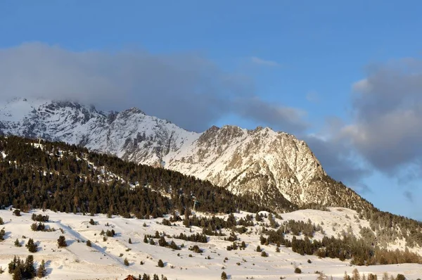 Montgenevre istasyonunda yürümek soğuk ve kar tarafından alınır. — Stok fotoğraf