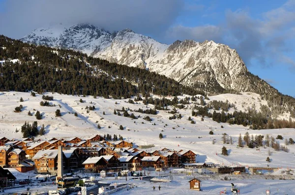 Promenad på stationen Montgenevre tas av kylan, snön en — Stockfoto