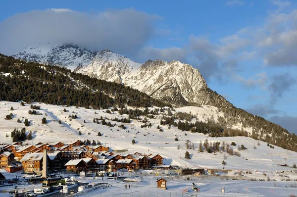 Caminata en la estación de Montgenevre tomada por el frío, la nieve a —  Fotos de Stock